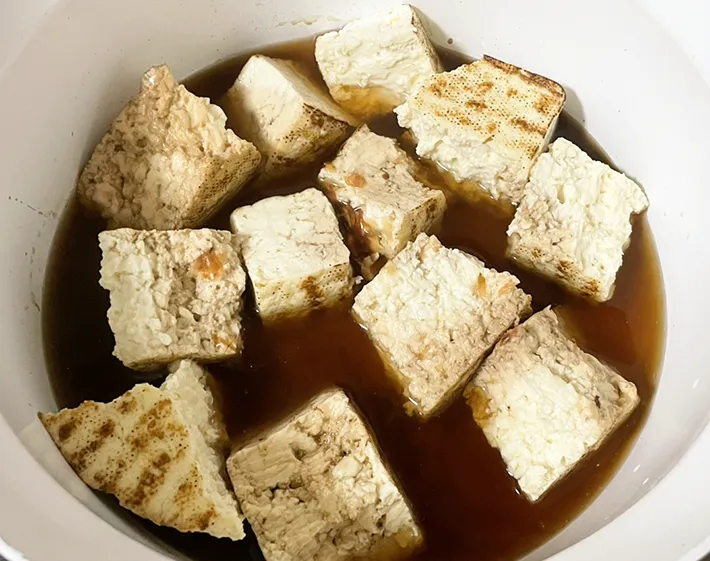 焼き豆腐を煮込む写真（撮影：grapeフード編集部）
