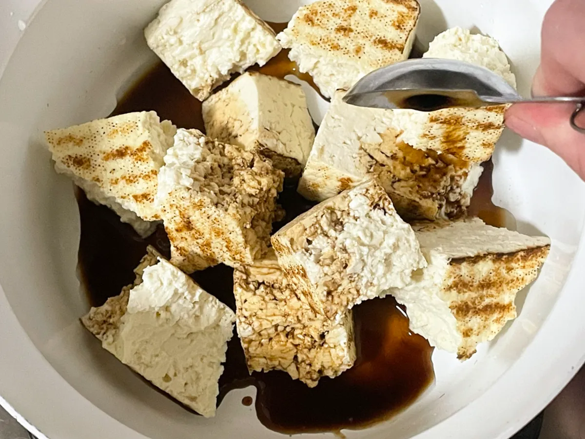 焼き豆腐を煮込む写真(撮影:grapeフード編集部)
