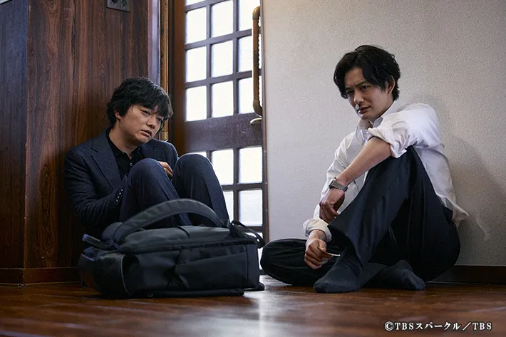 『田鎖ブラザーズ』に出演する岡田将生さんと染谷将太さんが写る場面写真