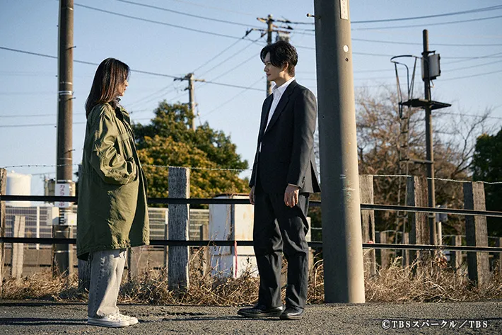 『田鎖ブラザーズ』に出演する岡田将生さんと井川遥さんが写る場面写真