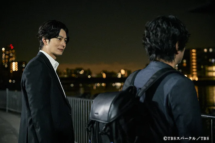 『田鎖ブラザーズ』に出演する岡田将生さんと染谷将太さんが写る場面写真