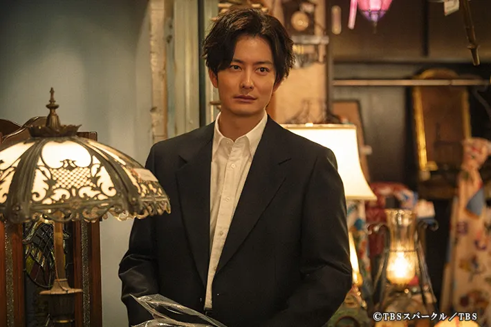 『田鎖ブラザーズ』に出演する岡田将生さんが写る場面写真