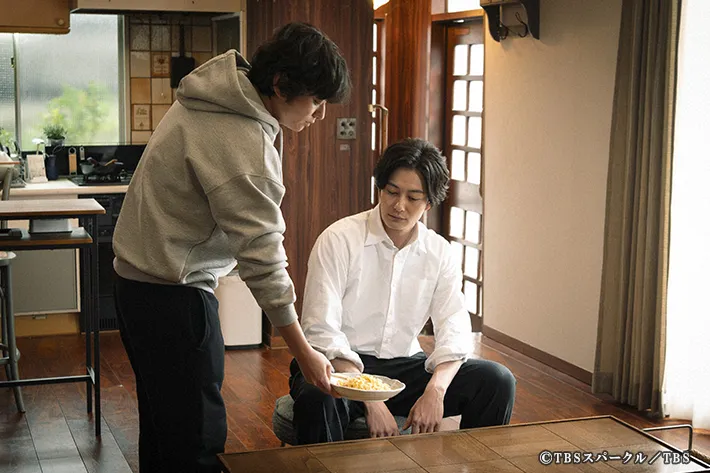 『田鎖ブラザーズ』に出演する岡田将生さんと染谷将太さんが写る場面写真