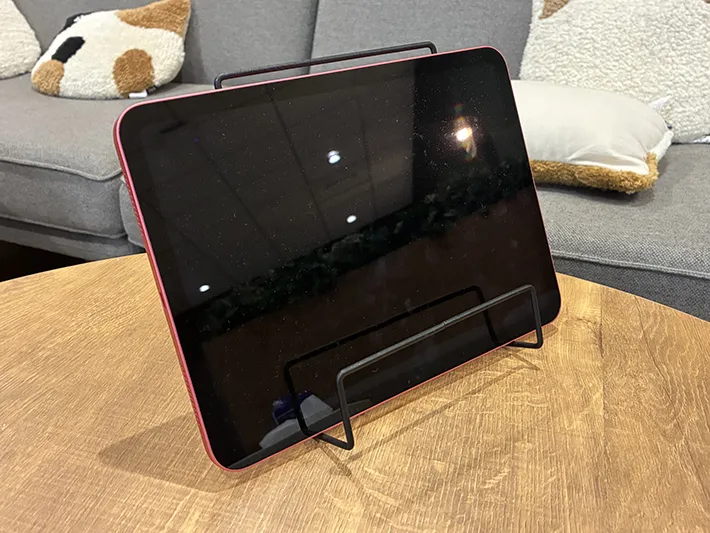 ワイヤーブックスタンドに立てかけたタブレット（撮影：grapeライフハック編集部）