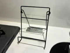 キッチンに置かれたワイヤーブックスタンド（撮影：grapeライフハック編集部）