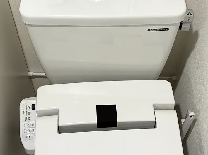 トイレの後ろに設置したつっぱり棒（撮影：grapeライフハック編集部）