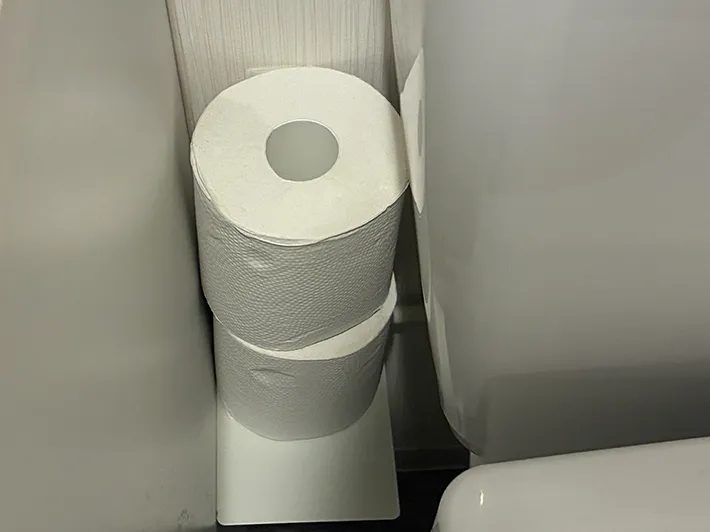 ブックエンドの上に積んだトイレットペーパー（撮影：grapeライフハック編集部）