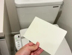 トイレで手にするブックエンド（撮影：grapeライフハック編集部）