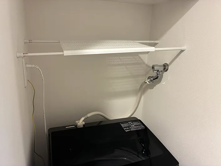 つっぱり棒と棚で洗濯機上に作った収納棚（撮影：grapeライフハック編集部）