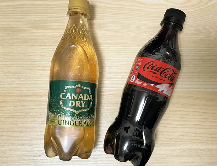 ジンジャーエールとコーラのペットボトルの写真（撮影：grapeフード編集部）