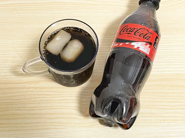 『ポッカレモン100』の氷とコーラを合わせた写真（撮影：grapeフード編集部）