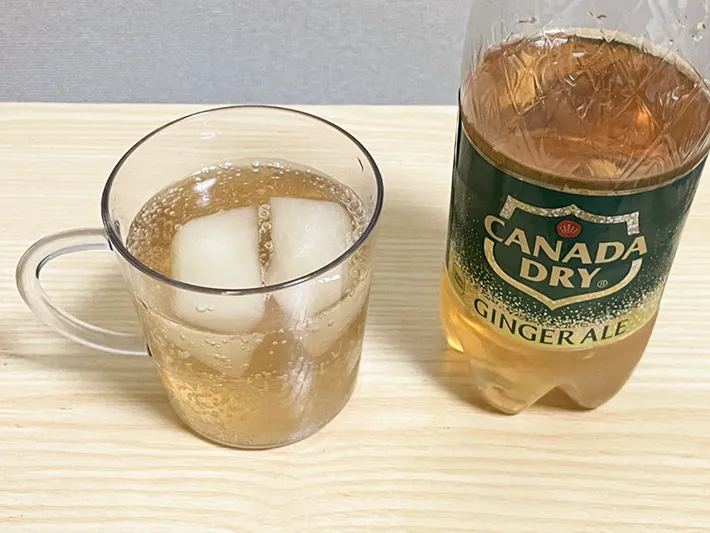 ジンジャーエールと『ポッカレモン100』で作った氷を合わせた写真（撮影：grapeフード編集部）