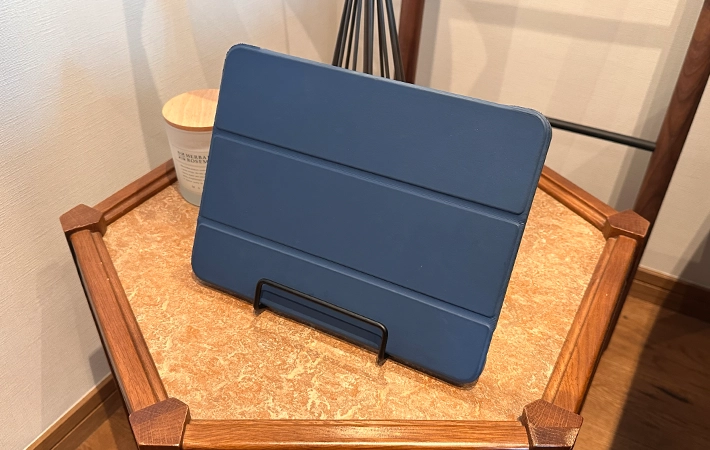 ワイヤースタンドにタブレットを立てかけている写真（撮影：grapeライフハック編集部）