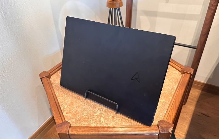 ワイヤースタンドにノートPCを立てかけている写真（撮影：grapeライフハック編集部）