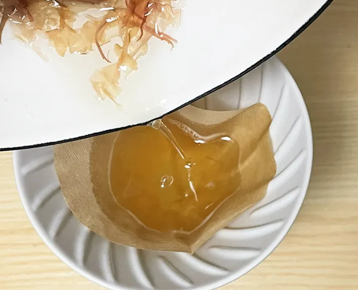 ペーパーフィルターで『煎り酒』をこす写真（撮影：grapeフード編集部）
