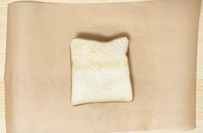 クッキングシートの上に置いたサンドイッチの写真（撮影：grapeフード編集部）