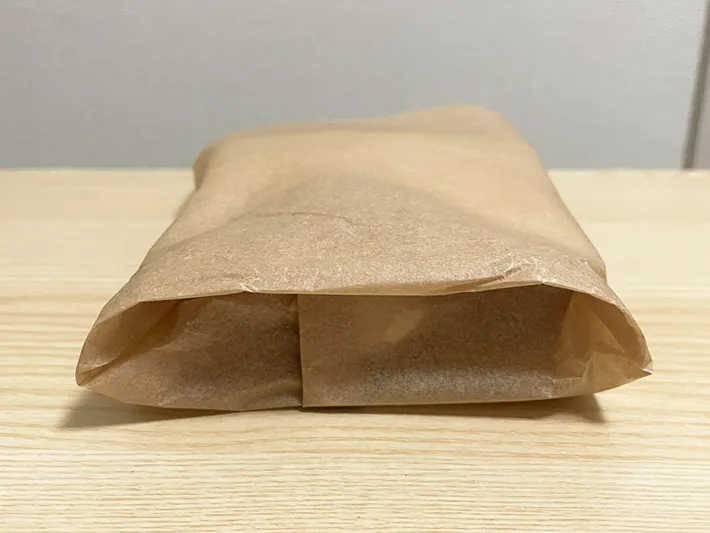 サンドイッチを包んだ写真（撮影：grapeフード編集部）