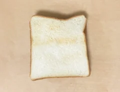 クッキングシートの上に置いたサンドイッチの写真（撮影：grapeフード編集部）