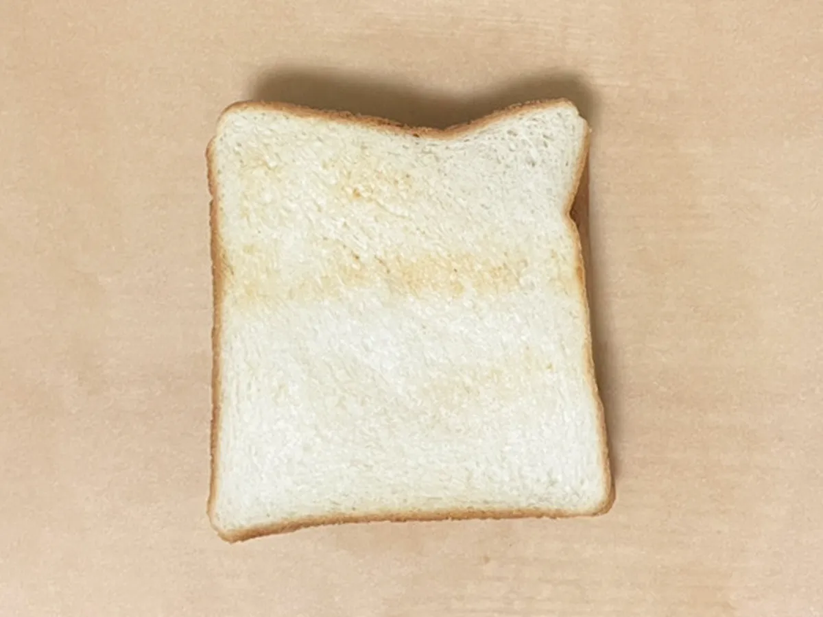 クッキングシートの上に置いたサンドイッチの写真（撮影：grapeフード編集部）