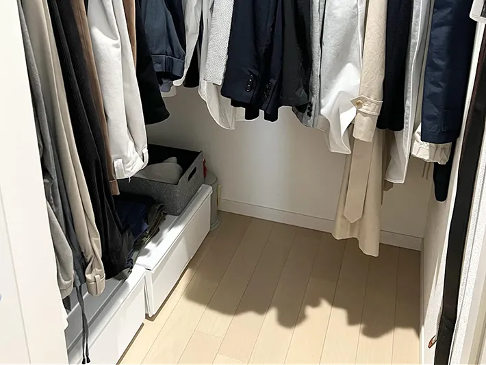クローゼットの洋服の写真（撮影：Classy Life）