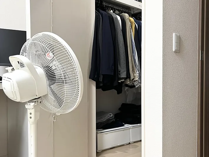 クローゼットに風を送る写真（撮影：Classy Life）