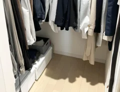 クローゼットの洋服の写真（撮影：Classy Life）