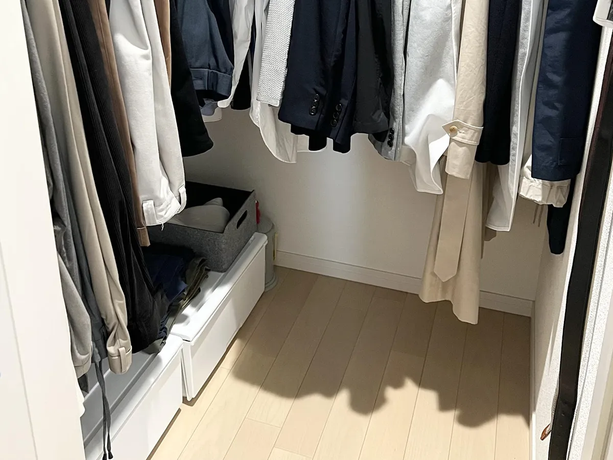 クローゼットの洋服の写真(撮影:Classy Life)
