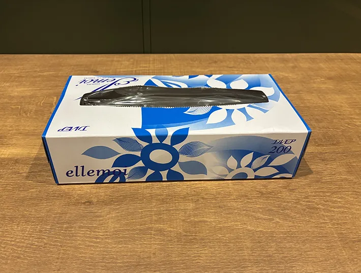 机に置かれたティッシュの空き箱（撮影：grapeライフハック編集部）