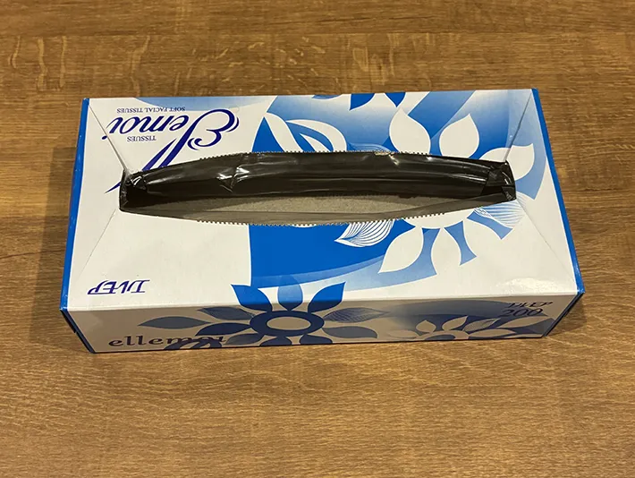 切れ込みを入れたティッシュの空き箱（撮影：grapeライフハック編集部）