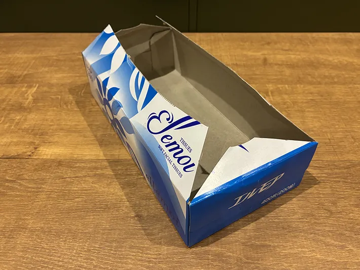 フィルムをはがしたティッシュの空き箱（撮影：grapeライフハック編集部）