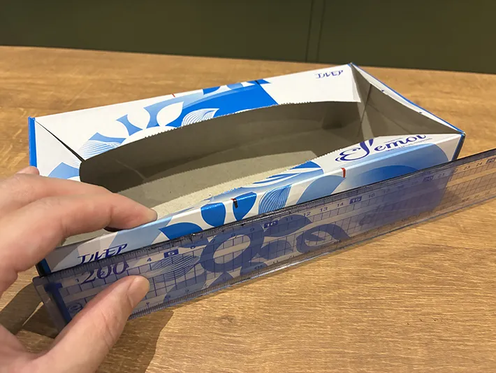 定規で測った位置に、ペンで印をつけたティッシュの空き箱（撮影：grapeライフハック編集部）