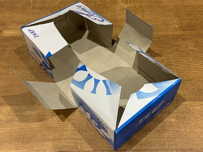 中央部分を切り広げたティッシュの空き箱（撮影：grapeライフハック編集部）