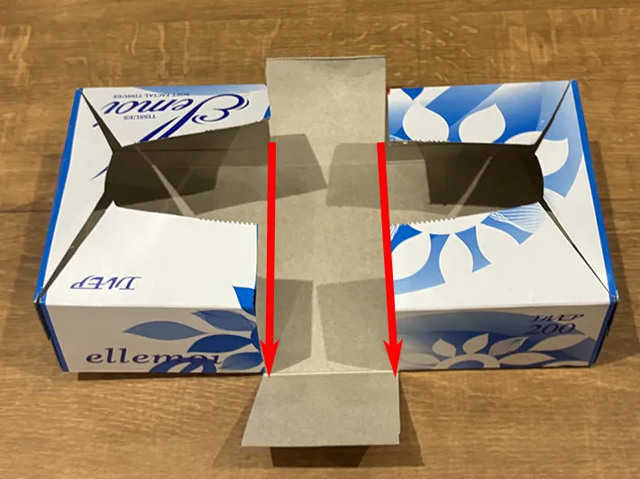 折れ目をつけたティッシュの空き箱（撮影：grapeライフハック編集部）