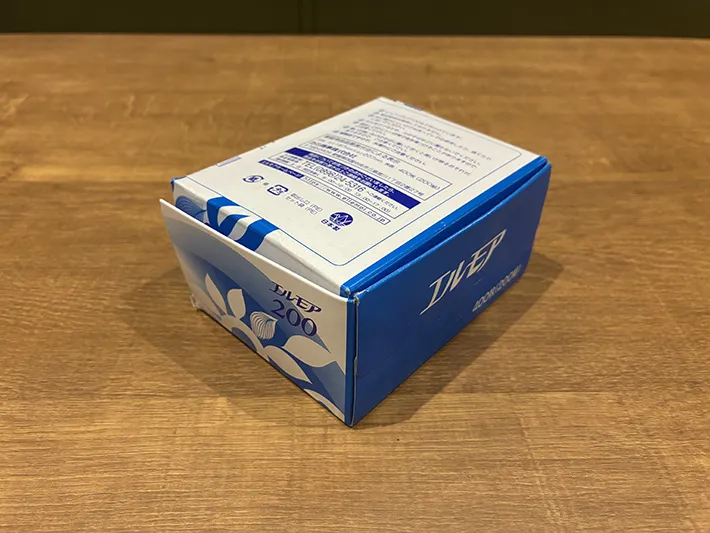 蓋を閉じたティッシュの空き箱ケース（撮影：grapeライフハック編集部）
