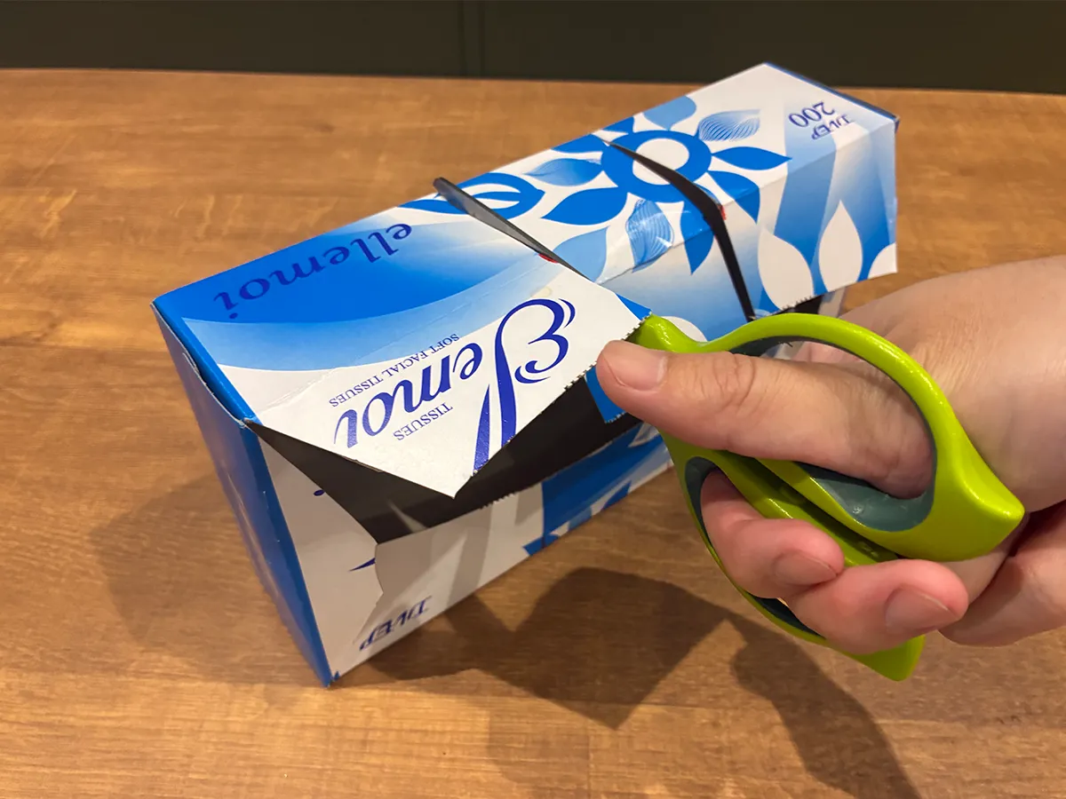 ティッシュの空き箱をハサミで切り分ける場面(撮影:grapeライフハック編集部)