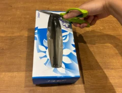 ティッシュの空き箱の上部に切れ込みを入れる場面（撮影：grapeライフハック編集部）