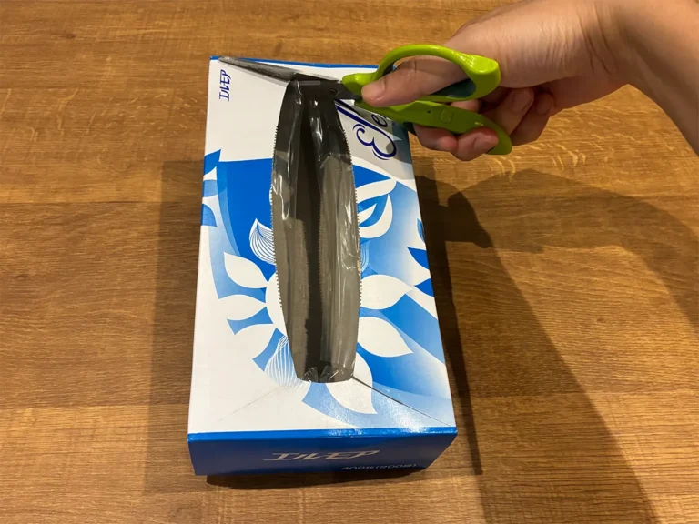 ティッシュの空き箱の上部に切れ込みを入れる場面（撮影：grapeライフハック編集部）