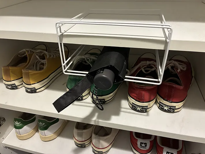 ふきんかけに収納した折りたたみ傘（撮影：grapeライフハック編集部）