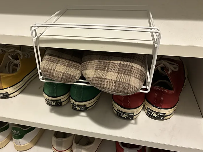ふきんかけに収納したスリッパ（撮影：grapeライフハック編集部）