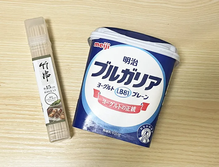 ヨーグルトと竹串の写真（撮影：grapeフード編集部）