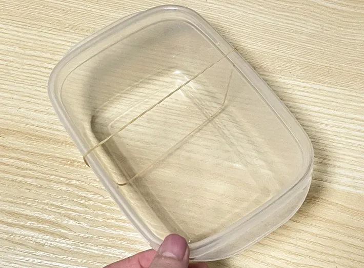 タッパーに輪ゴムを引っかけた写真（撮影：grapeフード編集部）