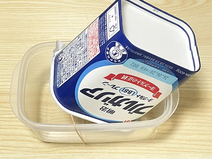 タッパーにヨーグルトの容器をひっくり返す写真（撮影：grapeフード編集部）