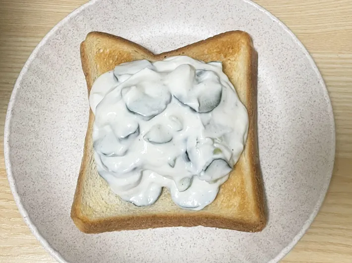 食パンにヨーグルトとキュウリの和え物をのせる写真（撮影：grapeフード編集部）