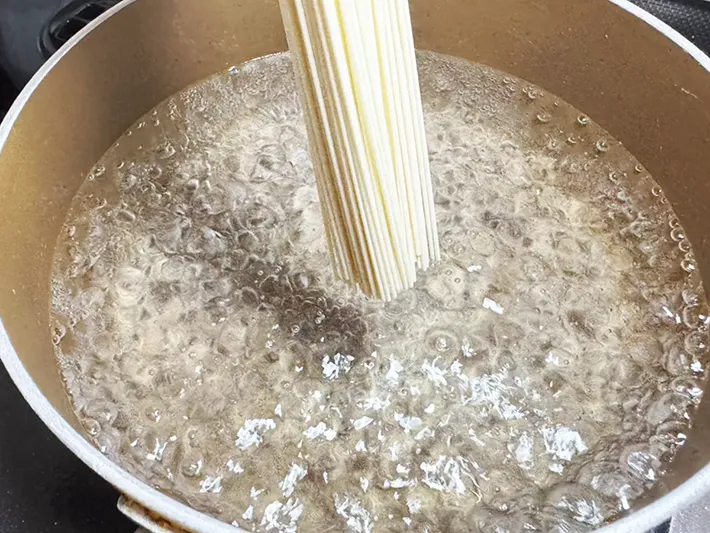そうめんをゆでる（撮影：grapeフード編集部）