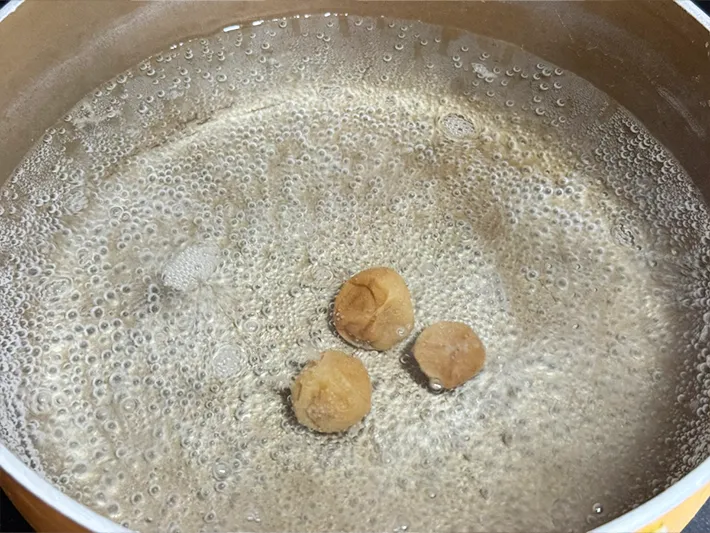 梅干しを入れて沸騰させる（撮影：grapeフード編集部）