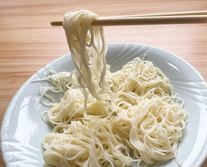オリーブオイルをかけたそうめん（撮影：grapeフード編集部）