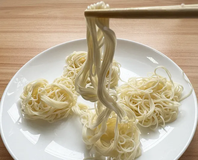 梅干しを入れてゆでたそうめん（撮影：grapeフード編集部）