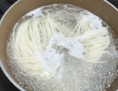 そうめんをゆでる（撮影：grapeフード編集部）