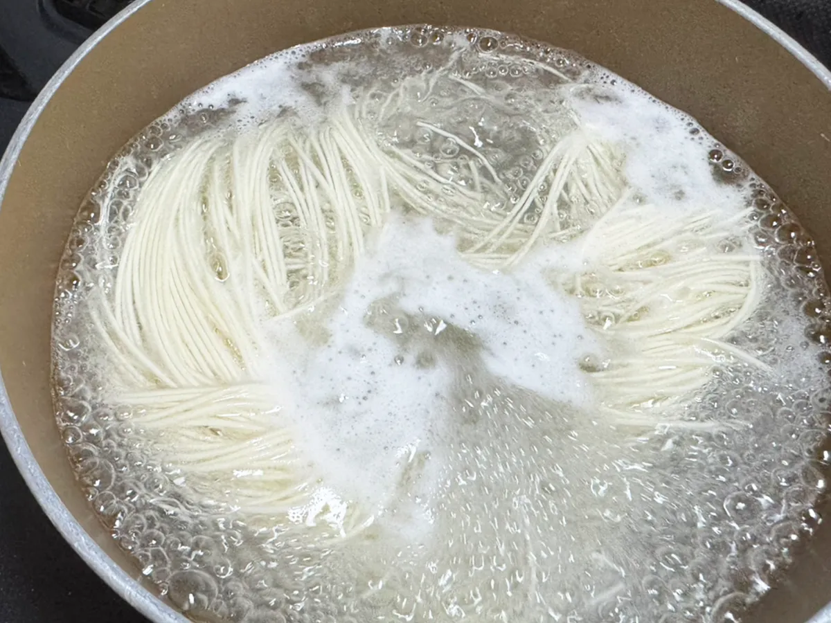 そうめんをゆでる(撮影:grapeフード編集部)