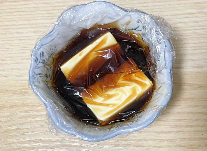 『味ぽん』にクリームチーズを漬ける写真（撮影：grapeフード編集部）
